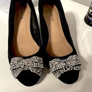 Women size 7w wide black pumps with bow